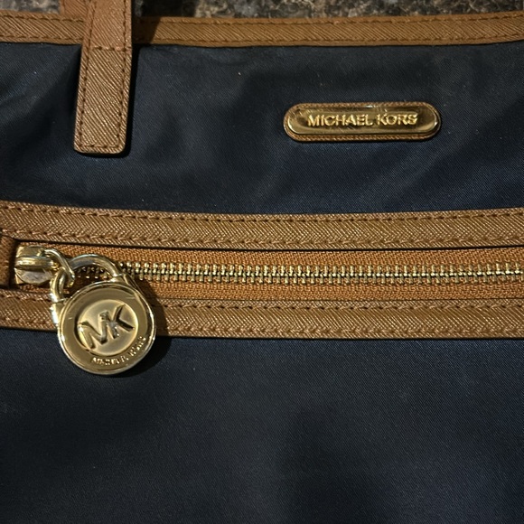 Michael Kors purse - Picture 2 of 10